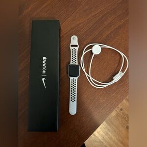 Apple Watch Nike Series 6 GPS, 40mm Silver Aluminium Case